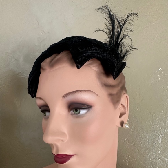 FASCINATING 1950s\' BLACK FABRIC JULIET CAP WITH UNIQUE FEATHER/CRIN TRIM main image 10